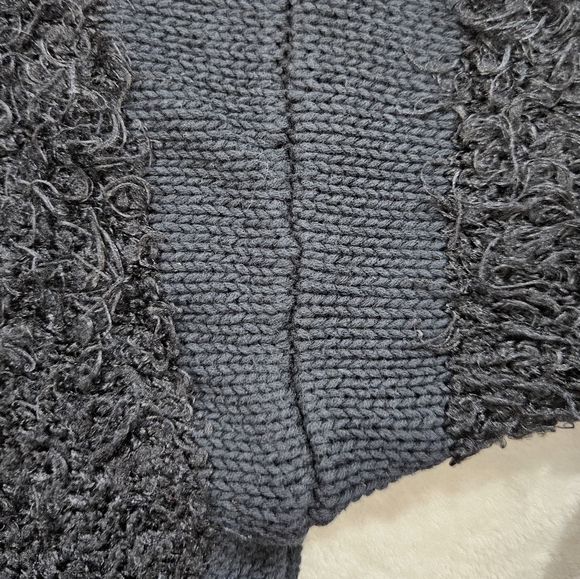 Vans Caylee Knit Crew Neck Sweater in Black with Striped Shaggy Detailing Size M - Picture 5 of 5